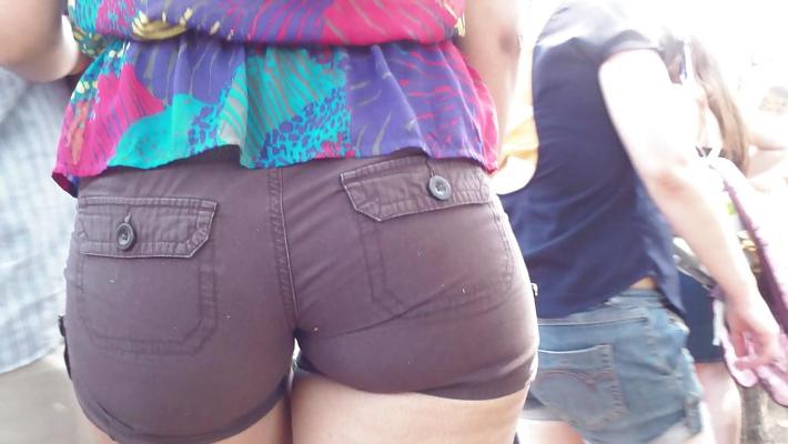 19P Schöner großer Knackarsch und Arsch in kurzen Hosen