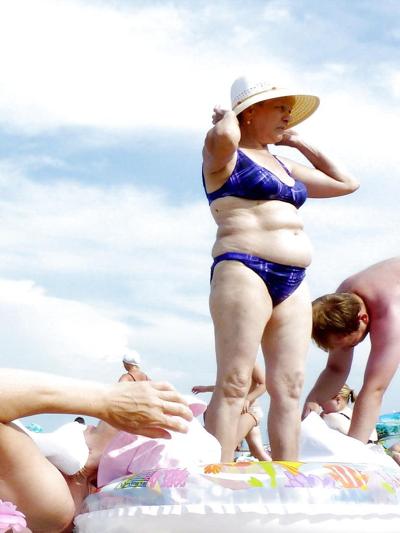 25P Russian women on the beach!