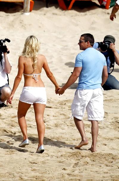 9P Paris Hilton en bikini sur la plage de Cabo San Lucas