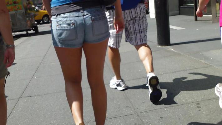 10P Un joli cul et un joli cul en short en jean bleu