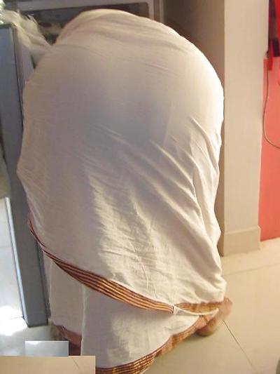 6P Tia indiana curvada sobre a bunda em Saree