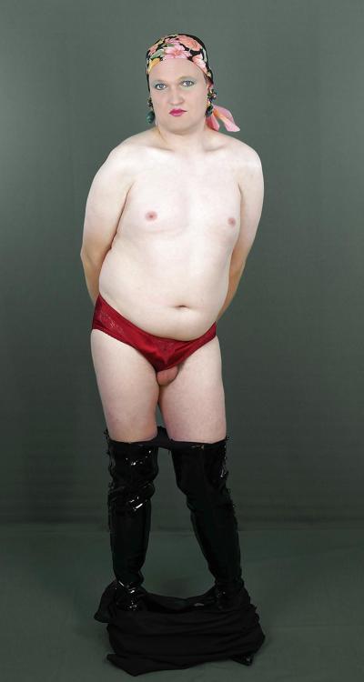 4P Une transsexuelle et ses couilles