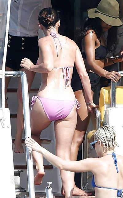 8P Katy Perry Bikini (Camel Toe & Nippel)