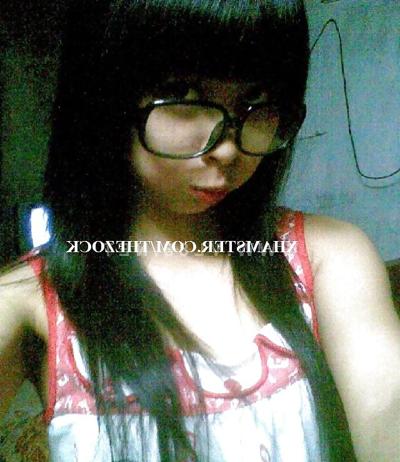 6P Vietnamese School babe with Glasses does some mirror shot