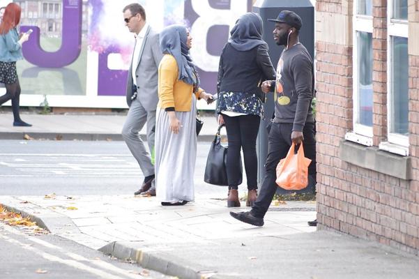 12P イギリス人 アジア人