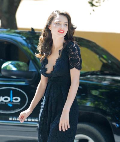23P Miranda Kerr les seins de sa mère lors d'une séance photo