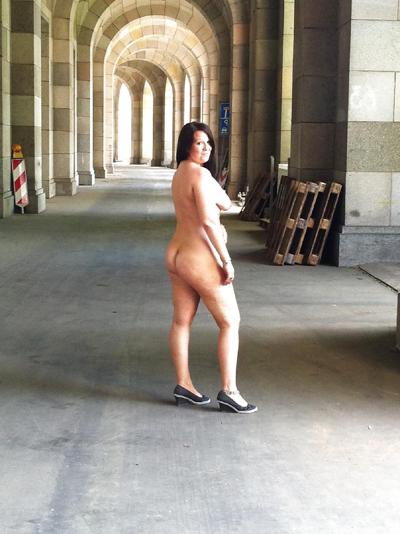 7P Perra desnuda en público - Schlampe nackt draussen