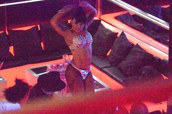 10P Lady Gaga tanzt in einem Tanga in einem Club