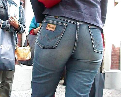 25P Cul en jean serré