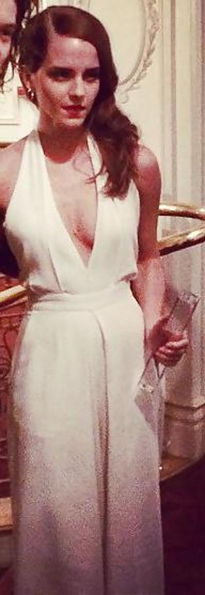 17P Emma Watson – BH-freies Dekolleté bei den Fashion Awards, Dezember 2014
