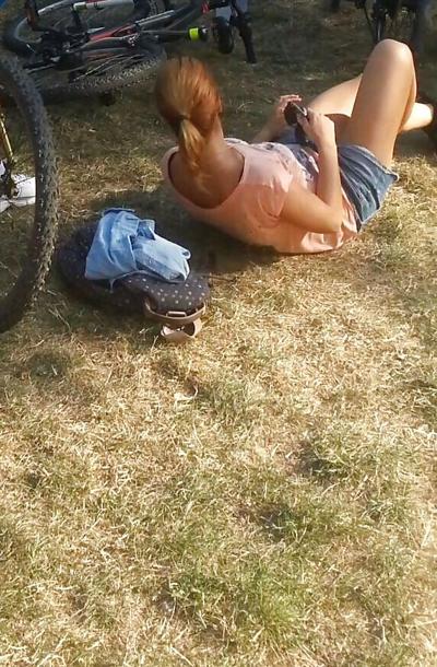 9P Spy sexy teens bust in grass romanian-la iarba verde