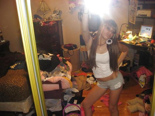 25P Jeune pom-pom girl exhibant sa chatte