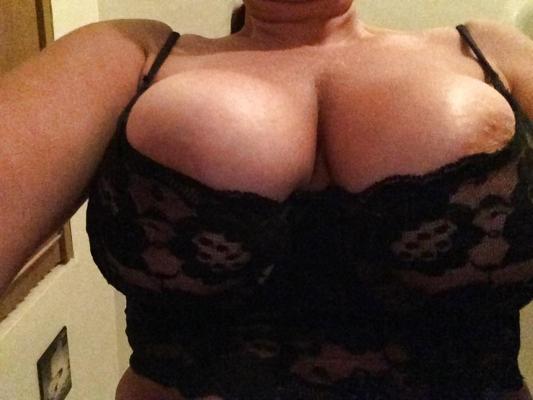 8P Sexy cleavage 