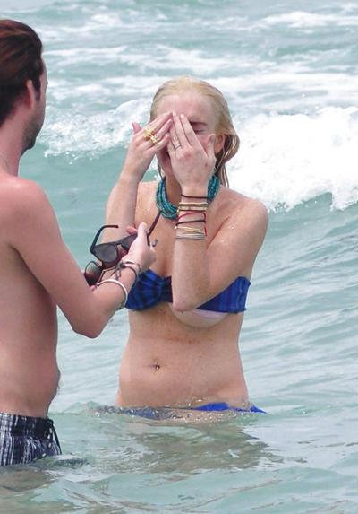 25P Lindsay Lohan en bikini sur Miami Beach BOOB Slip