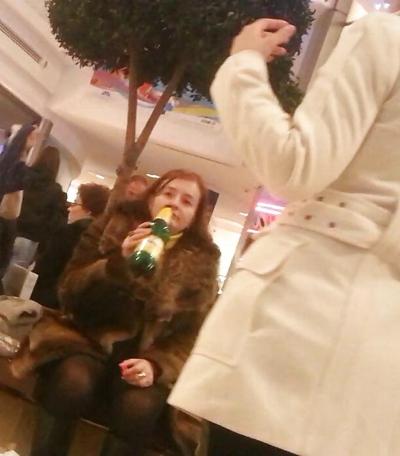 8P Spy drink women in mall romanian-betiva dupa bere