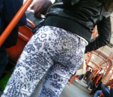 25P Espionner des adolescents sexy dans un bus roumain