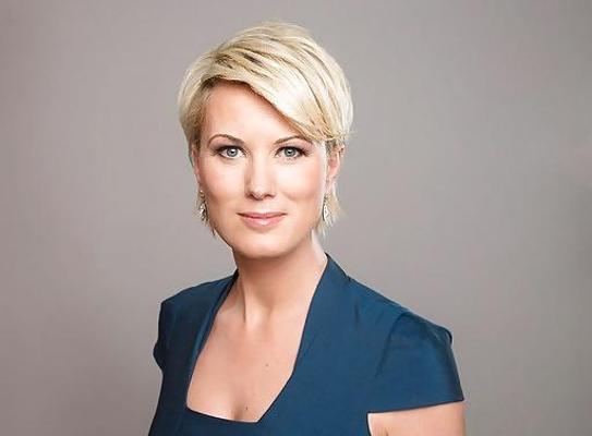 24P Сексуальная немецкая ведущая Камилла Сенджо, блондинка-милфа на каблуках, ноги