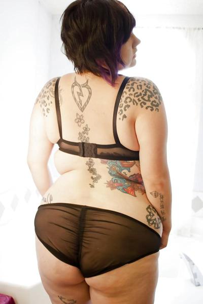 25P Magnifique BBW! Cheveux et tatouages ​​violets courts - L'heure du bain