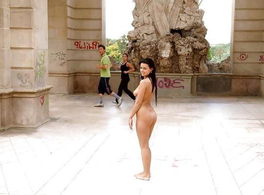 25P Only one naked girls