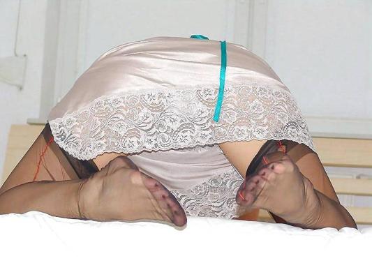 25P Kelly Dee in ff nylon stockings and heels in bed