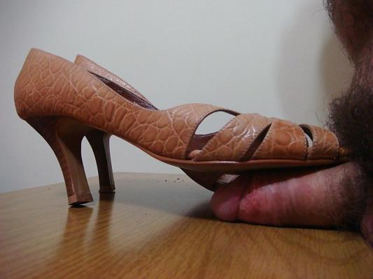 25P Scarpin peep toes salto alto croco marrom Spot