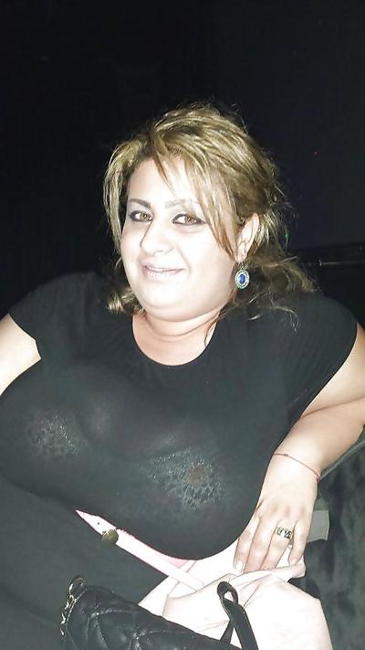 25P Énormes gros seins en hauts moulants