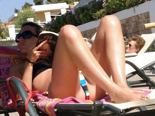 19P Voyeur beach - shaved pussy