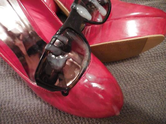 18P Big cumshot on her red High Heels and her sunglasses