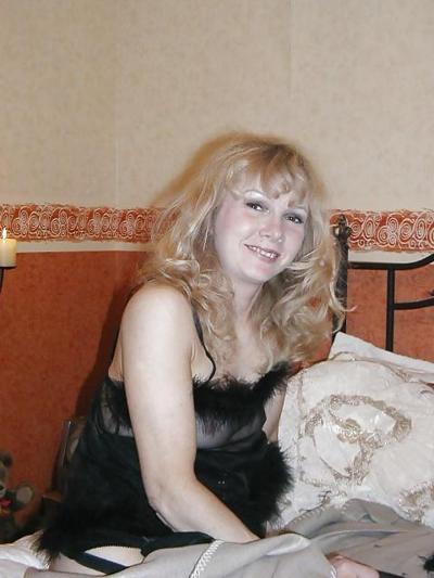 25P Amateur lady wears vintage nylons