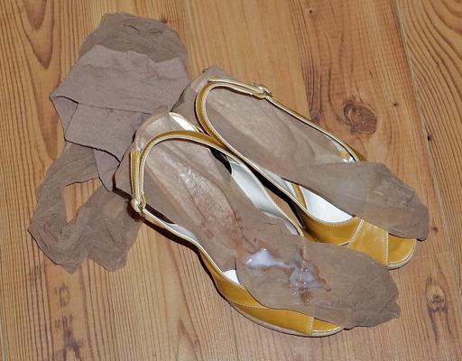 6P Her smelly tan pantyhose needed some cum