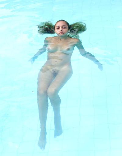15P Metisse nage a la piscine