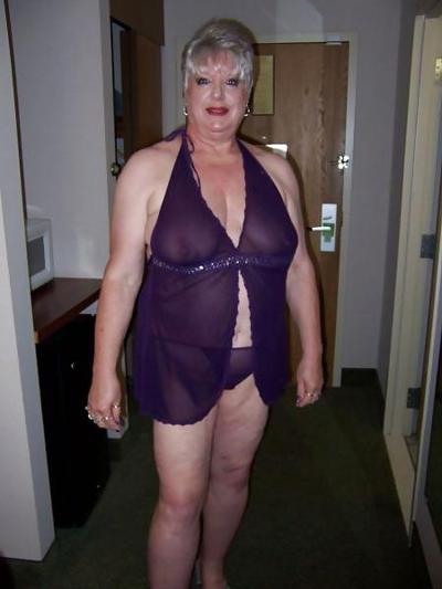 6P Still Loves To Show Her Pussy