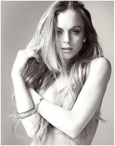 15P Lindsay Lohan décolleté candides à Malibu