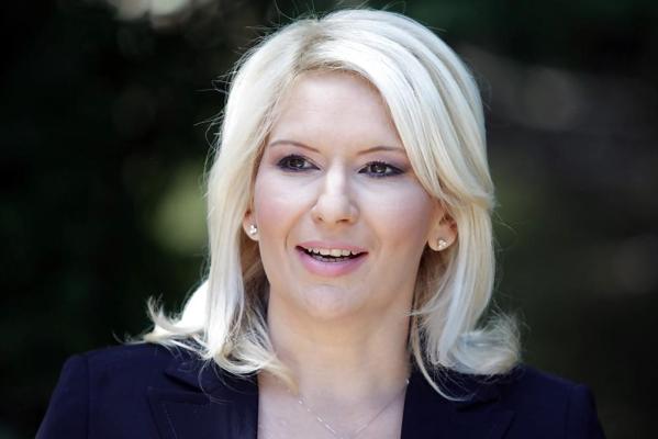 25P J'adore me branler avec la conservatrice Zorana Mihajlovic