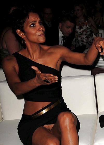 5P Halle Berry unterm Rock
