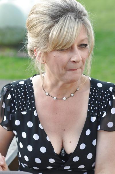 6P British Milfs Cleavage 