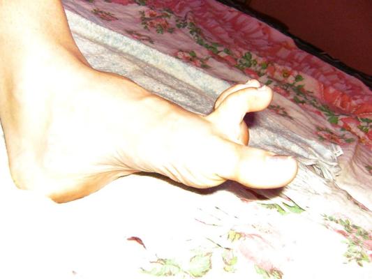 11P Marta 's Feet - Foot model spreads curls her flexible toes