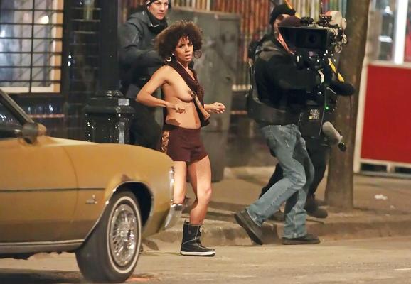 14P Halle Berry seins nus en train de filmer une scène de film