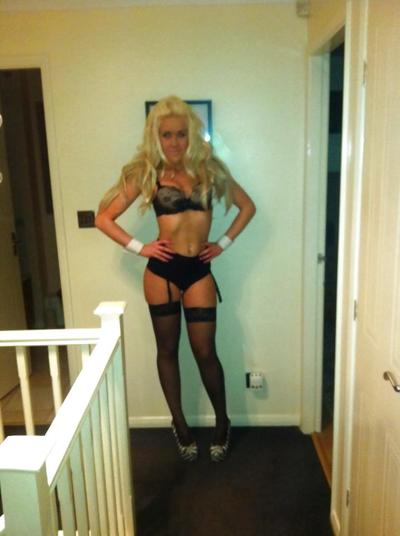 23P UK Bimbo ex strip-teaseuse