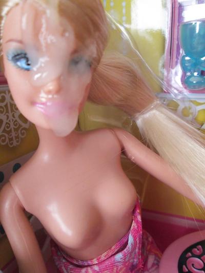 25P Twin Barbie sisters share a snack