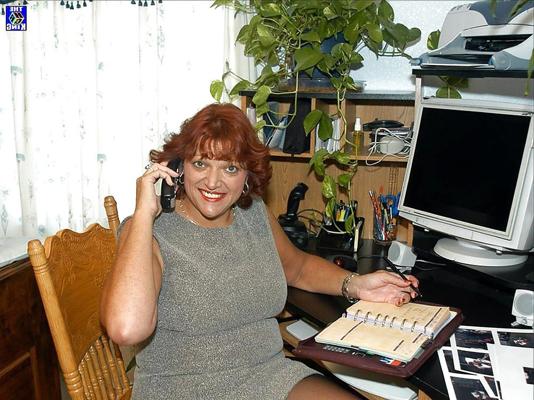 25P Redheaded mature with freckles & tanlines