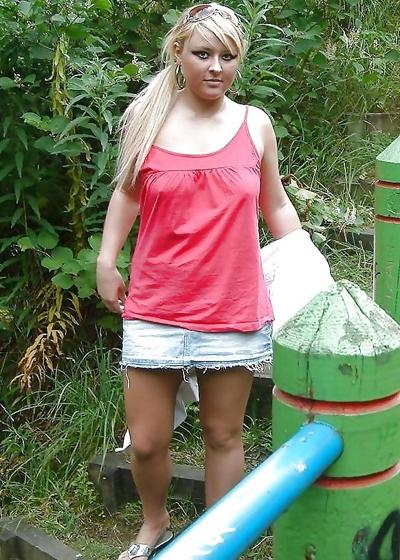 17P Molliger blonder Teenager blinkt