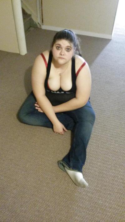 6P Femme exhibant ses seins