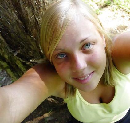 12P Sexy teen posing outdoor