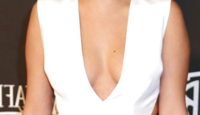 9P Selena Gomez - Une ado latine parfaite pour une baise hard