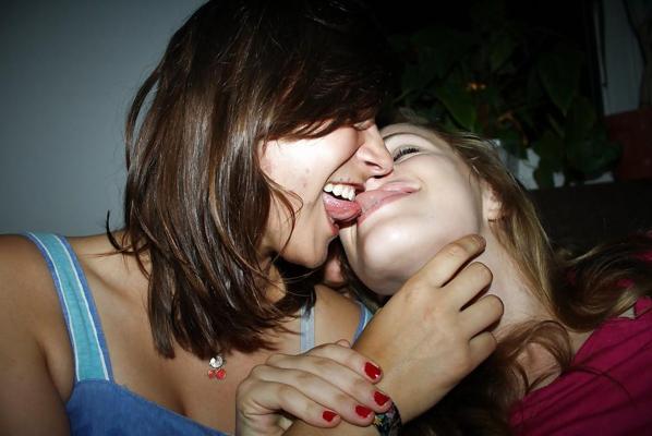 25P Girls Kissing Girls 16