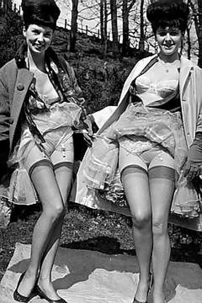 25P Dames anglaises s'amusant à poser dans les années 1960