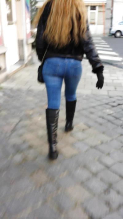 10P Un beau cul dans la rue en jeans