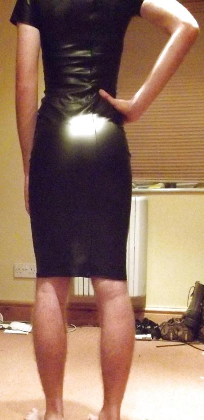 8P Crossdressing in wetlook bodycon dress