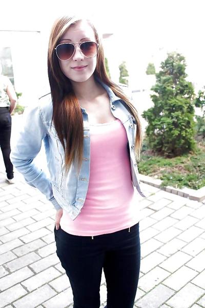 25P Sexy Teen Cleavage 1